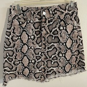 Snake print mini skirt ✨
